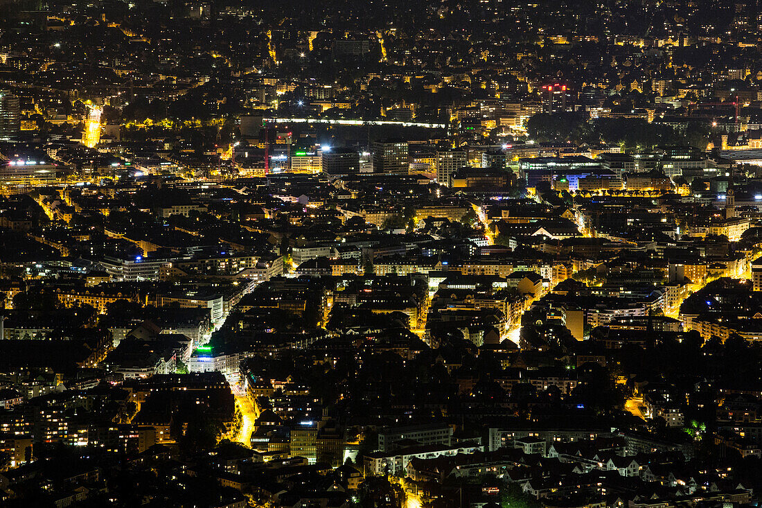 Vue aérienne nocturne de Zurich depuis l'Uetliberg, en Suisse